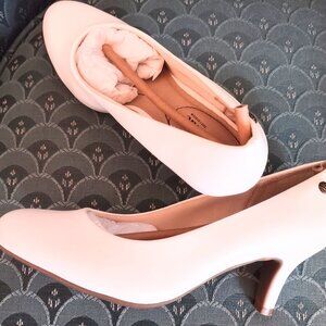 NIB White pumps size 6 1/2. Lifestyle Soft System. New